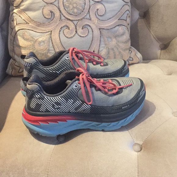 neutral tennis shoes